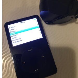 Apple iPod Classic Video 5th Generation Black (30 GB) MP3 Player With Charger